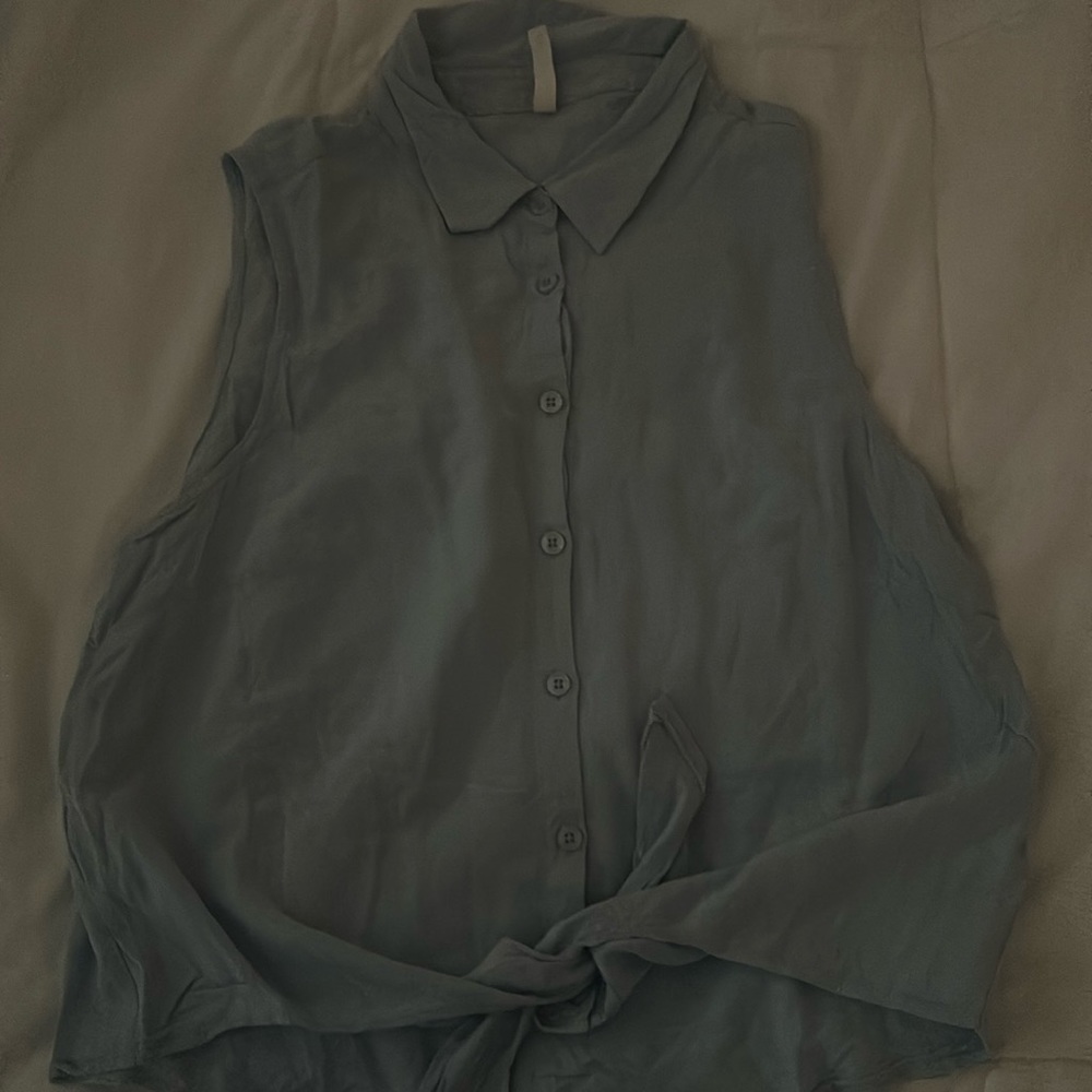 ‘Sybilla’ sleeveless tie blouse